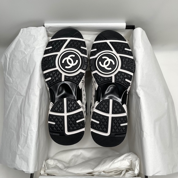 ❌❌SOLD Chanel 22A White Black CC Logos CC Logo Trainers Runners Sneakers - Picture 5 of 14